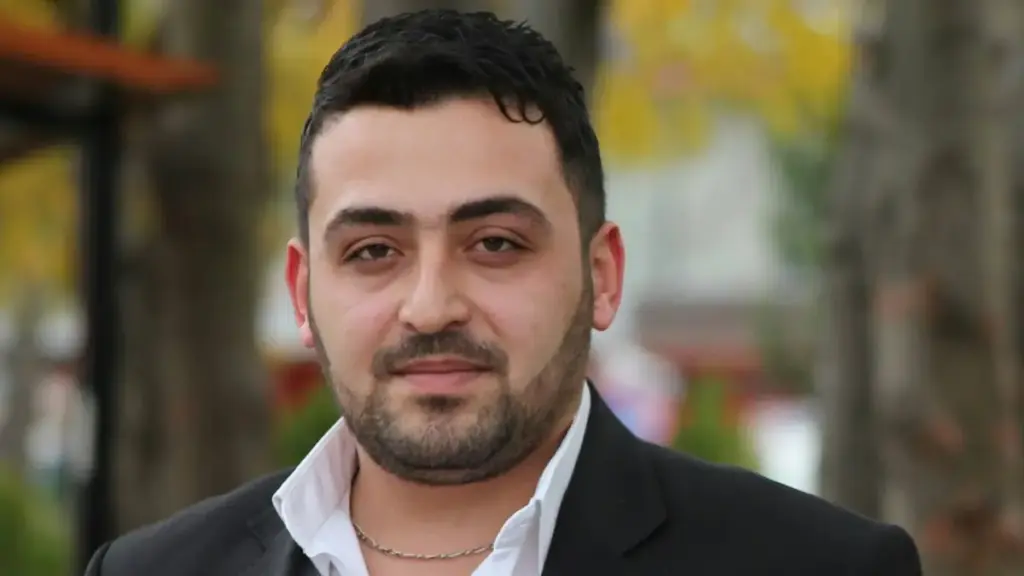 Mustafa Sürmeli – Seni Görmeyen Gözü Neyleyim video