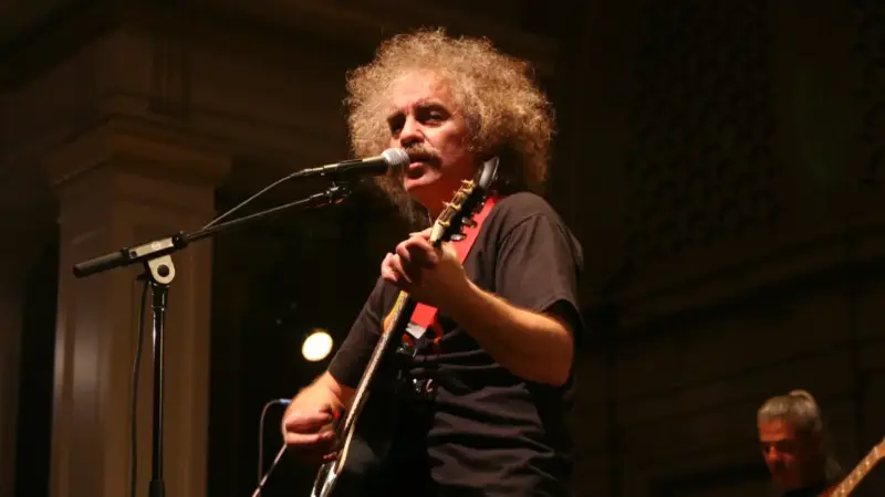 Yeni Türkü – Sezenler Olmuş Şarkı Sözleri