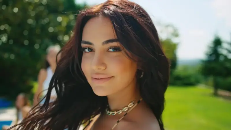 Ece Ronay – Dedikodu Şarkı Sözleri