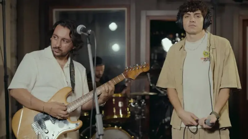 Mavi Gri & YGA – Kimlere Bel Bağlamışız Şarkı Sözleri