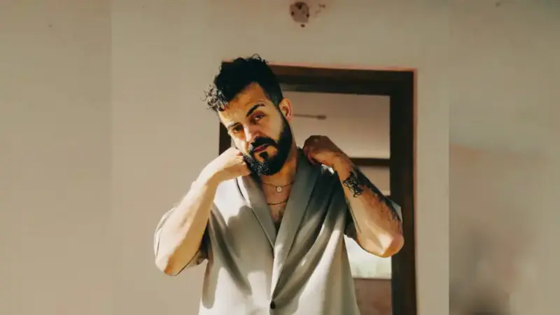 Velet – İnsan Bir Kez Sever Şarkı Sözleri