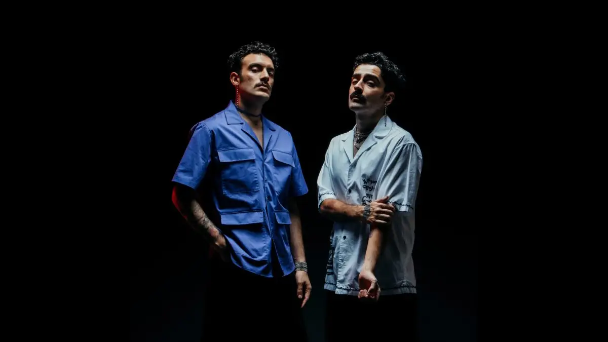 Dolu Kadehi Ters Tut – Bizi Bırakma Şarkı Sözleri