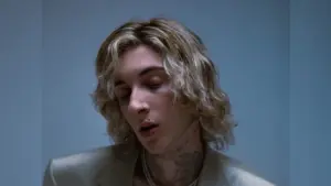 Mavi – Yan Benimle Şarkı Sözleri