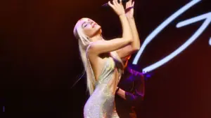 Gülşen – Sarışınım Şarkı Sözleri