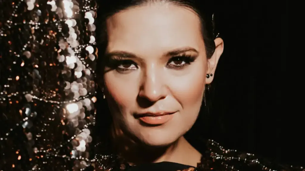 Tuğçe Kandemir – Yalnızlık Korosu video