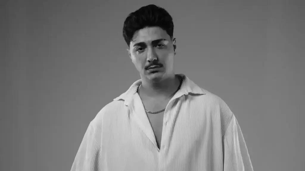 Sezer Sarıgöz – Düşerim Aklına Şarkı Sözleri