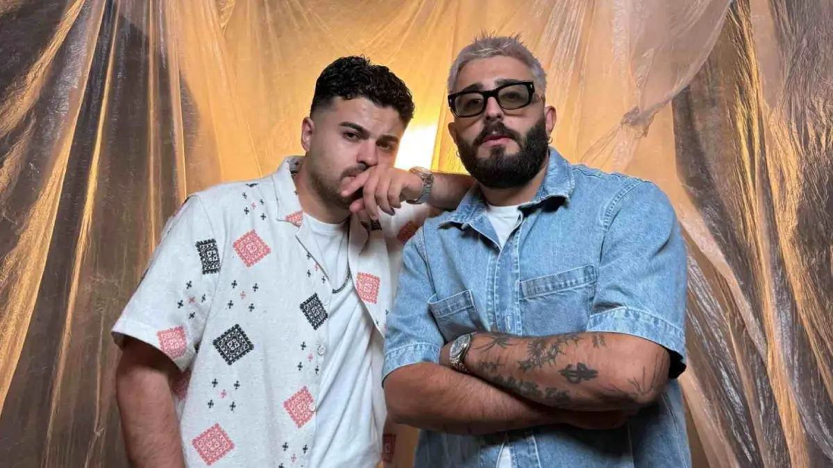 Tefo & Seko – Bir Dünyasın Şarkı Sözleri