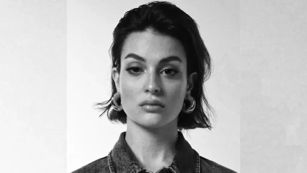 Sena Şahin – Aşağılık Sevgili Şarkı Sözleri