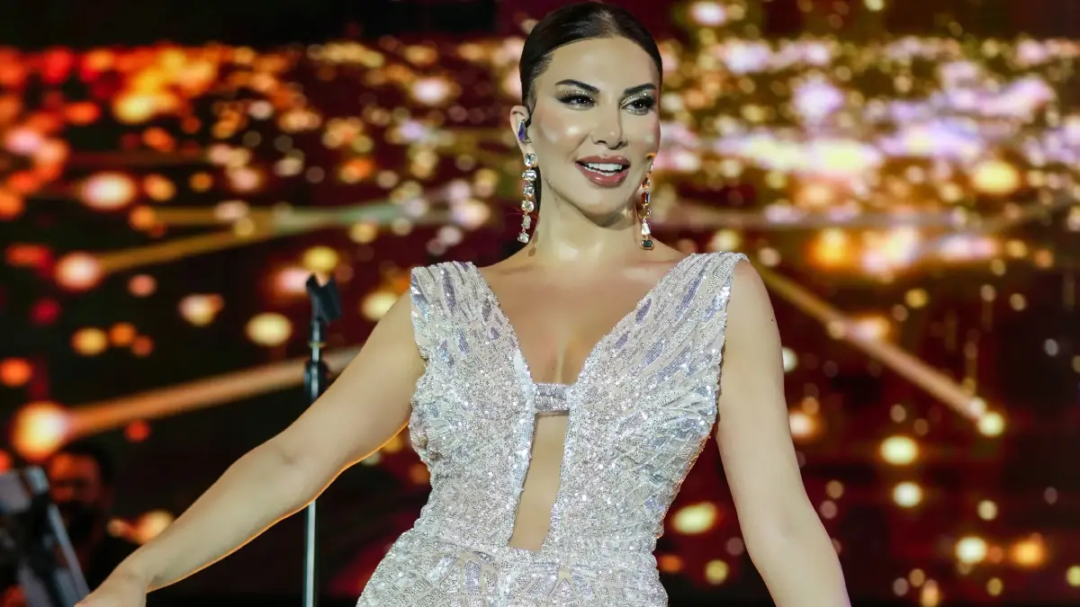 Ebru Yaşar – Seni Anan Benim İçin Doğurmuş video