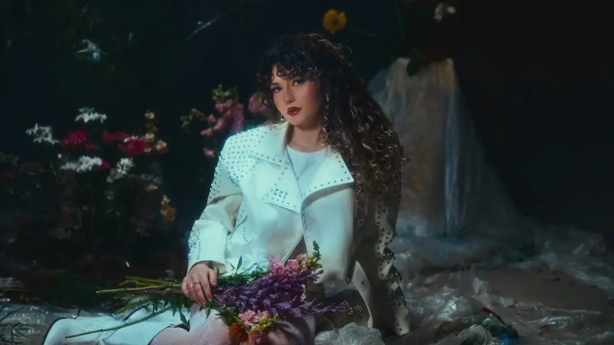 Eda Tat – Hiç Durmam video