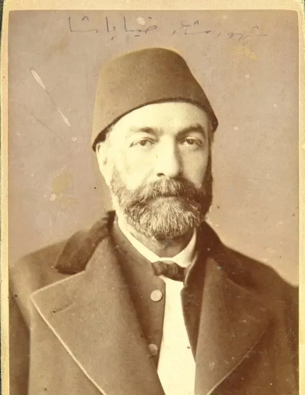 Ziya Paşa'nın fesli, beyaz sakallı, ceketli hâliyle çekilmiş siyah-beyaz stüdyo fotoğrafı