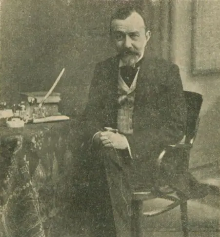 Abdülhak Hâmit Tarhan'ın bıyıklı ve keçi sakallı hâliyle, bacak bacak üstüne atmış şekilde sandalyede oturduğu fotoğraf