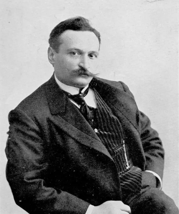 Tevfik Fikret'in bıyıklı, koyu takım elbiseli ve kollarını kavuşturmuş hâliyle siyah-beyaz portresi