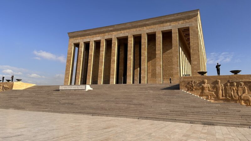 10 Kasım anma mesajları için Ankara'daki Anıtkabir: açık mavi gökyüzü altında Atatürk'ün mozolesi ve tören meydanından yükselen merdivenler