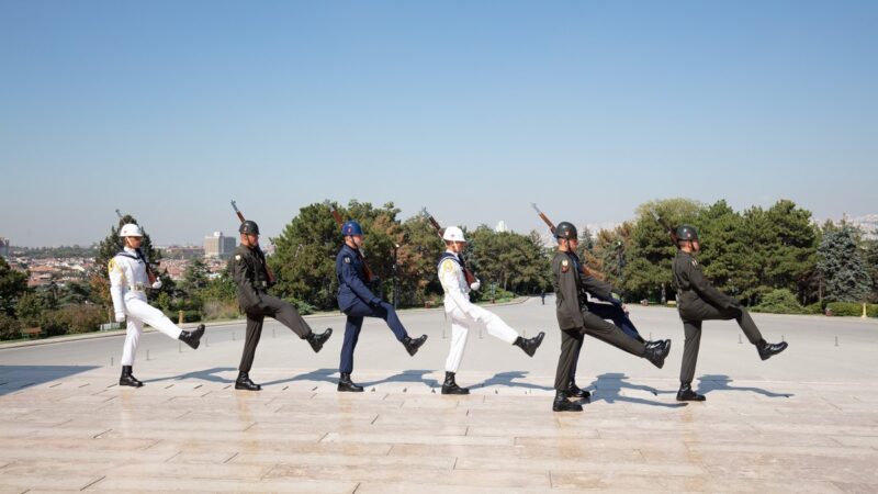 10 Kasım şarkıları ve Atatürk'ü anma törenleri için Anıtkabir'de tören adımıyla yürüyen kara, deniz ve hava kuvvetleri nöbetçileri