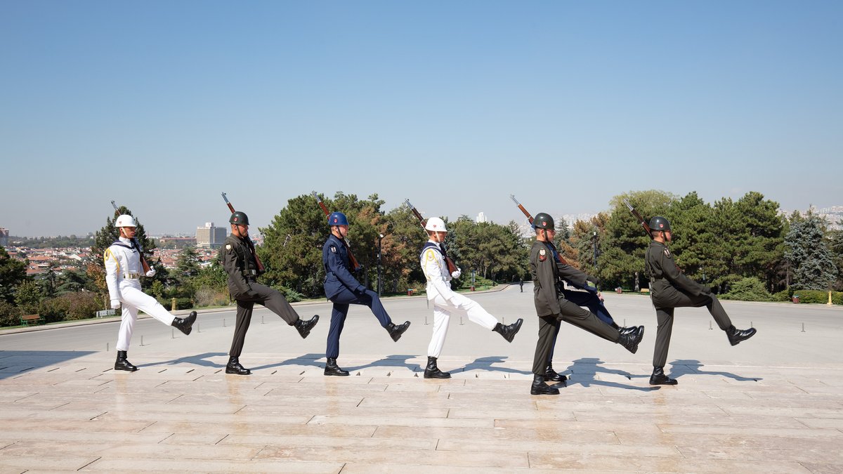 10 Kasım şarkıları ve Atatürk'ü anma törenleri için Anıtkabir'de tören adımıyla yürüyen kara, deniz ve hava kuvvetleri nöbetçileri