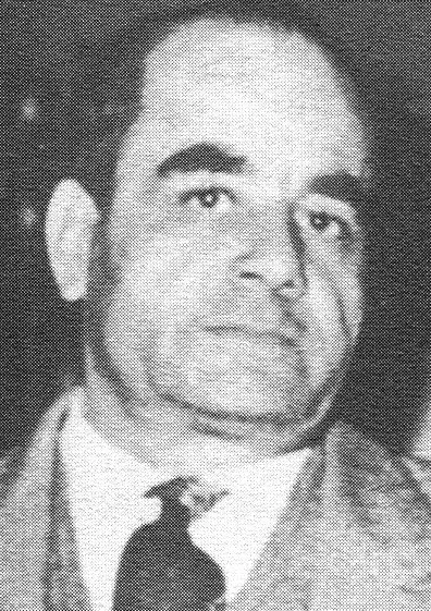 Behçet Kemal Çağlar'ın ceket ve kravatla çekilmiş, hafif yana bakan siyah-beyaz portresi