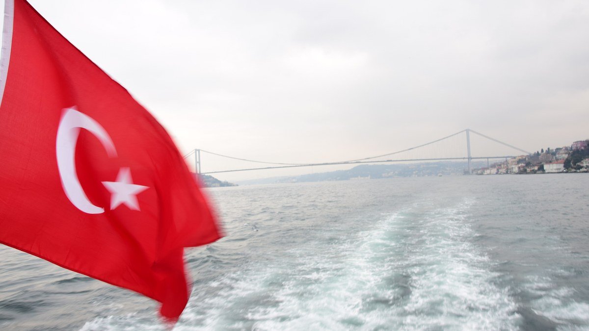 29 Ekim mesajları için İstanbul Boğazı'nda dalgalanan Türk bayrağı ve arka planda 15 Temmuz Şehitler Köprüsü