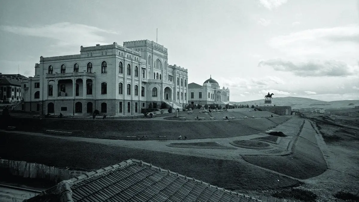 1930'larda Ankara: tepe üzerinde Etnografya Müzesi ile yanındaki Türk Ocağı binası, önünde geniş boş alan ve kiremit çatılar, siyah beyaz