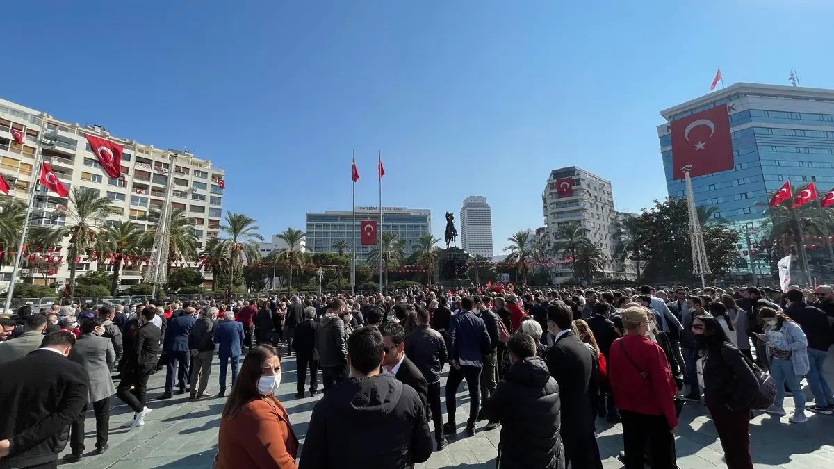 29 Ekim'de İzmir Cumhuriyet Meydanı'nda, binaları ve direkleri Türk bayraklarıyla süslenmiş alanda töreni izleyen kalabalık
