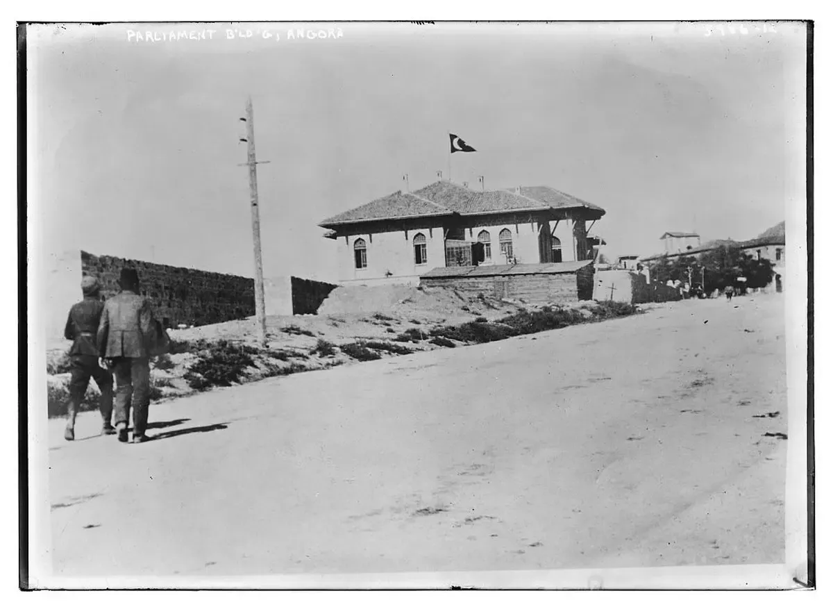 Ankara’daki birinci Türkiye Büyük Millet Meclisi binasının taş cephesi ve çatısında dalgalanan bayrak, 1920’lerin başı