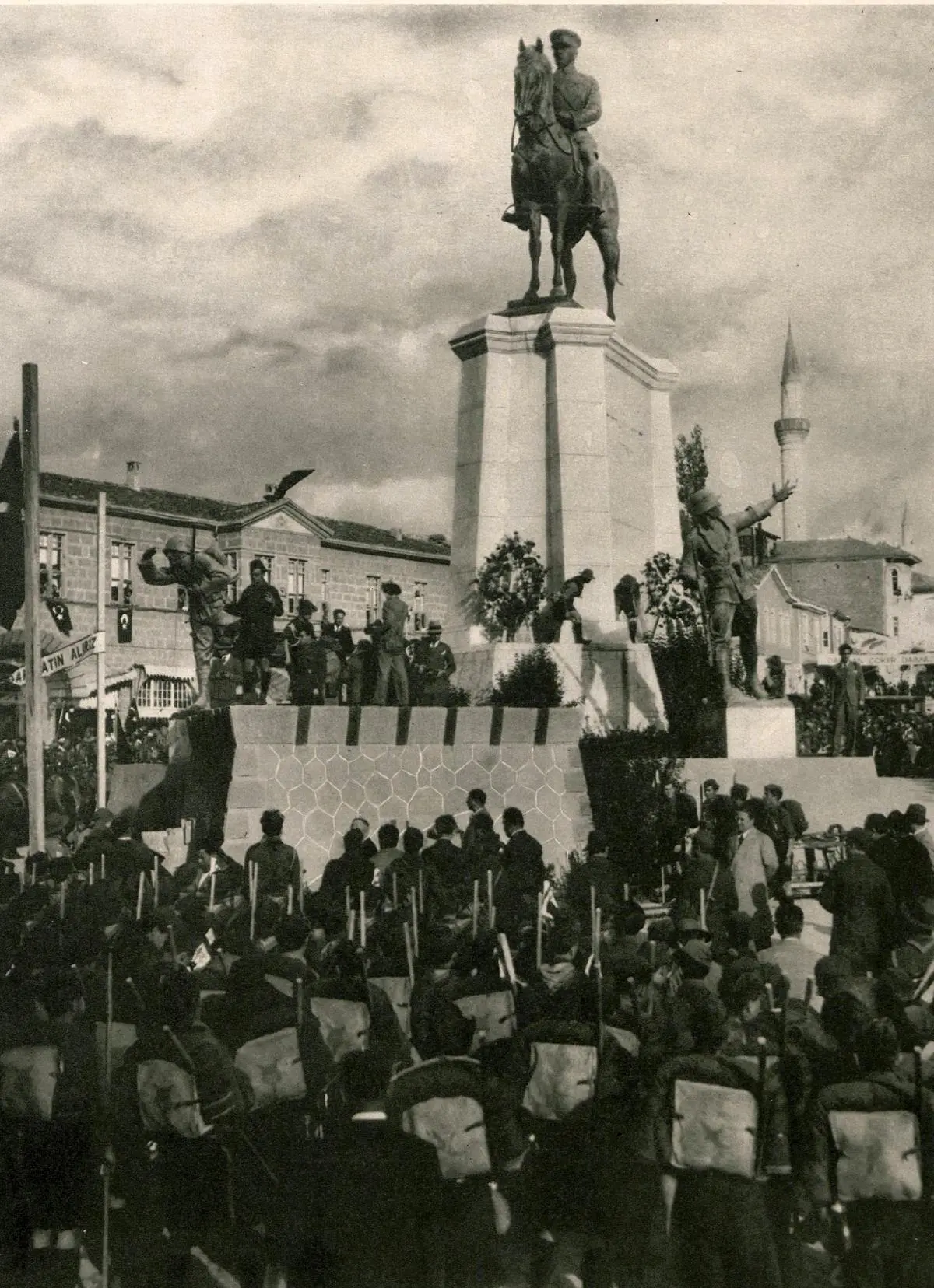 Cumhuriyet’in 10. yıl dönümünde Ankara Ulus’taki Zafer Anıtı’nın önünde toplanmış izciler ve kalabalık, 1933
