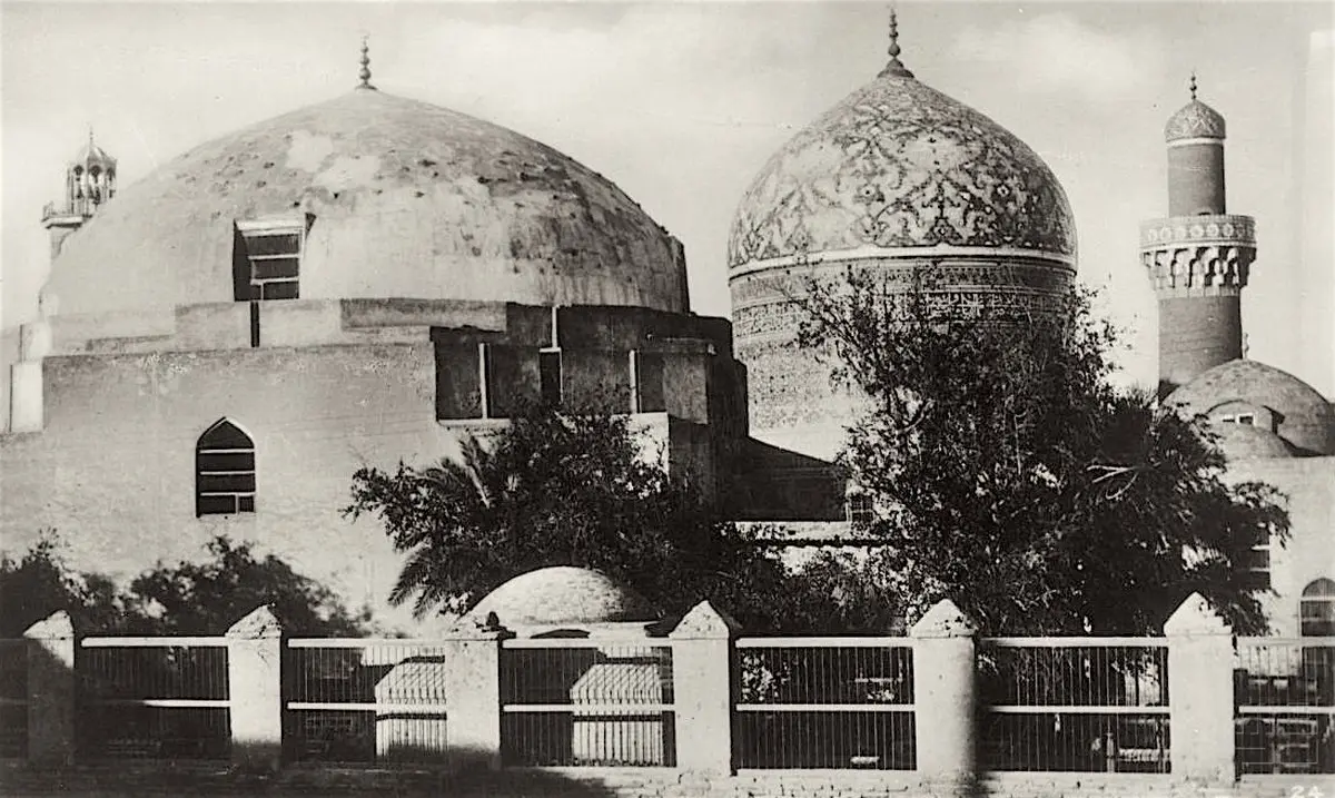 1920'lerde çekilmiş siyah beyaz fotoğrafta Abdülkadir Geylani Camii'nin desenli iki büyük kubbesi, minaresi ve önündeki ağaçlar