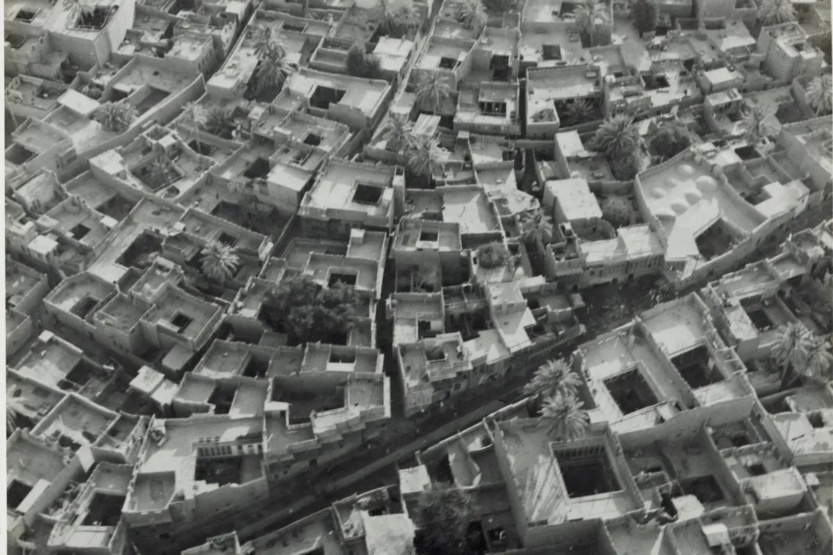 Havadan çekilmiş siyah beyaz fotoğrafta eski Bağdat'ın iç avlulu, düz damlı evleri ve aralarından geçen dar sokaklar