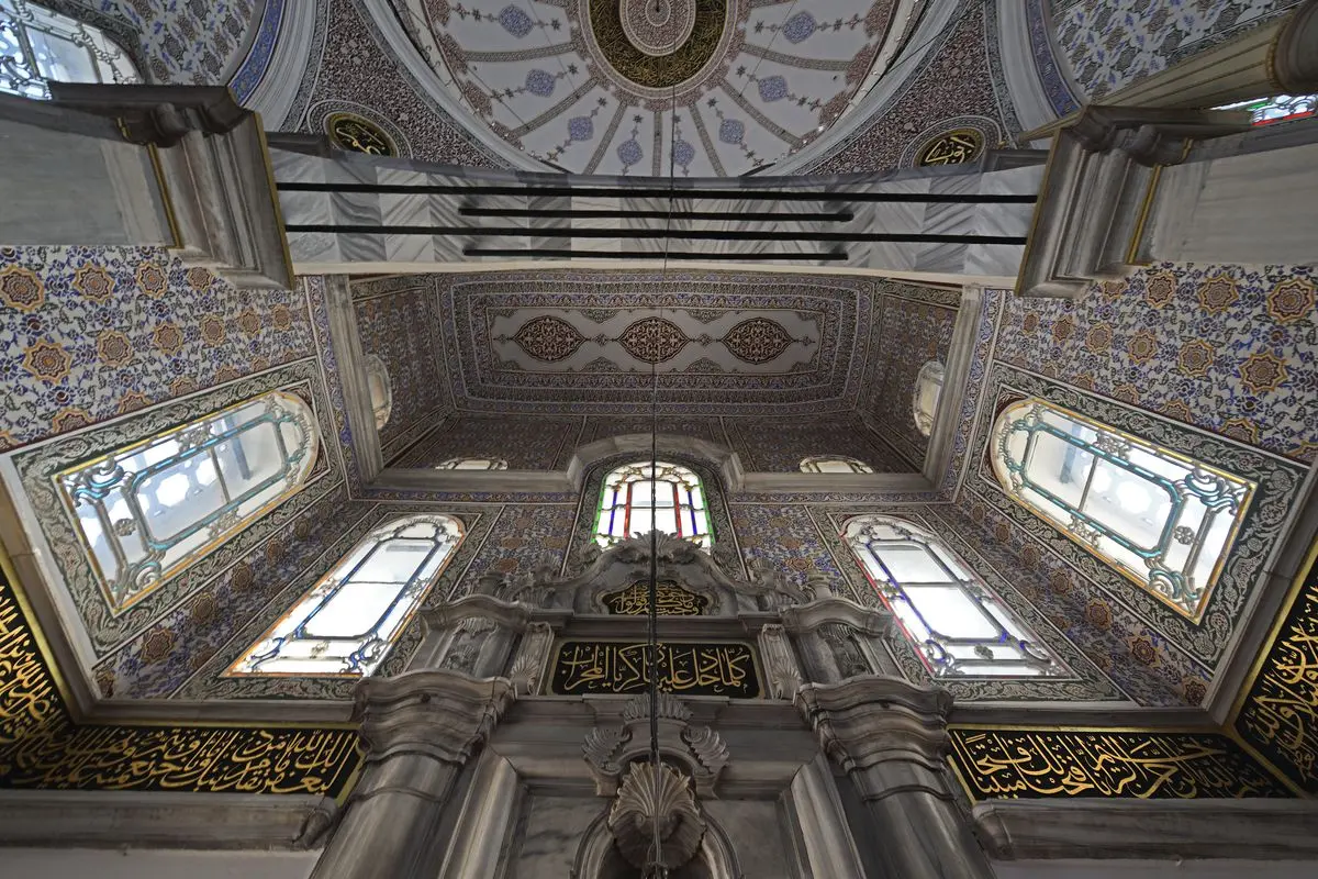 Üsküdar Büyük Selimiye Camii'nin içi: kalem işi süslemeli tavan, büyük kemerli pencereler ve avize zinciri