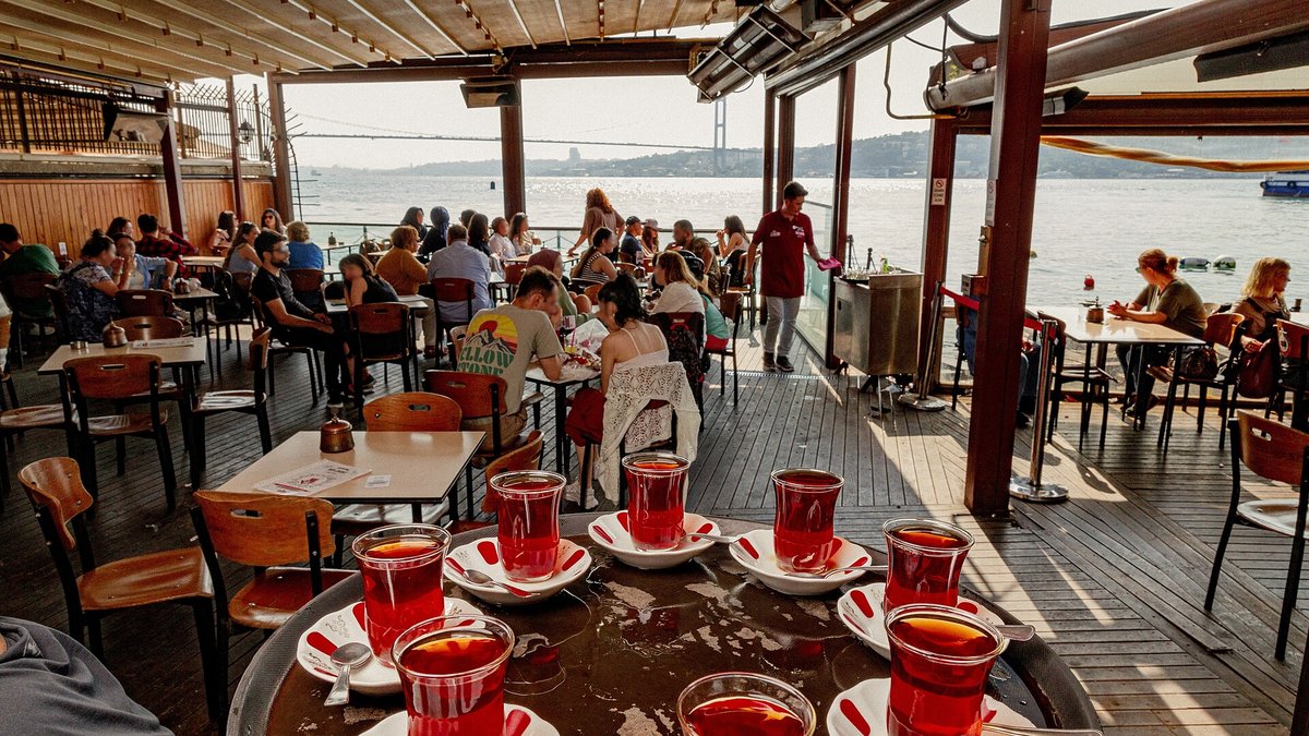 İstanbul Boğazı'na bakan bir çay bahçesinde masada sıralanmış ince belli çay bardakları