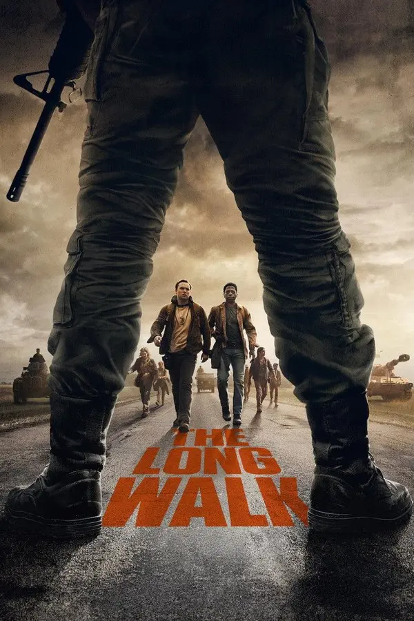 The Long Walk filminin afişi: elinde tüfek tutan bir askerin bacakları arasından görünen uzun yolda yürüyen iki genç; altta turuncu harflerle THE LONG WALK yazısı