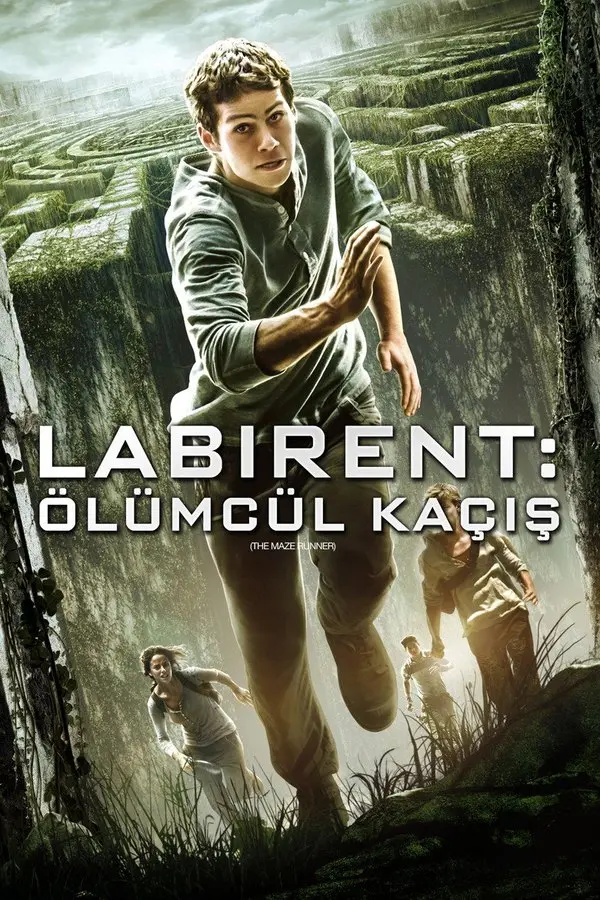 Labirent: Ölümcül Kaçış filminin Türkçe afişi: yosunlu dev labirent duvarlarının arasında koşan Thomas ve arkasındaki gençler; ortada LABİRENT: ÖLÜMCÜL KAÇIŞ yazısı