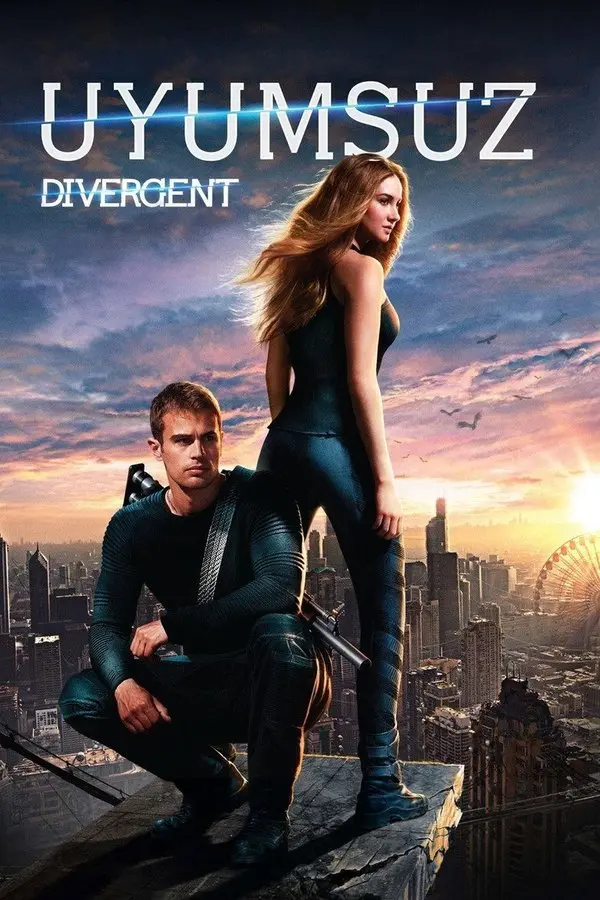 Uyumsuz filminin Türkçe afişi: gün batımında yıkık Chicago binalarının tepesinde duran Tris ve çömelmiş Four; üstte UYUMSUZ DIVERGENT yazısı