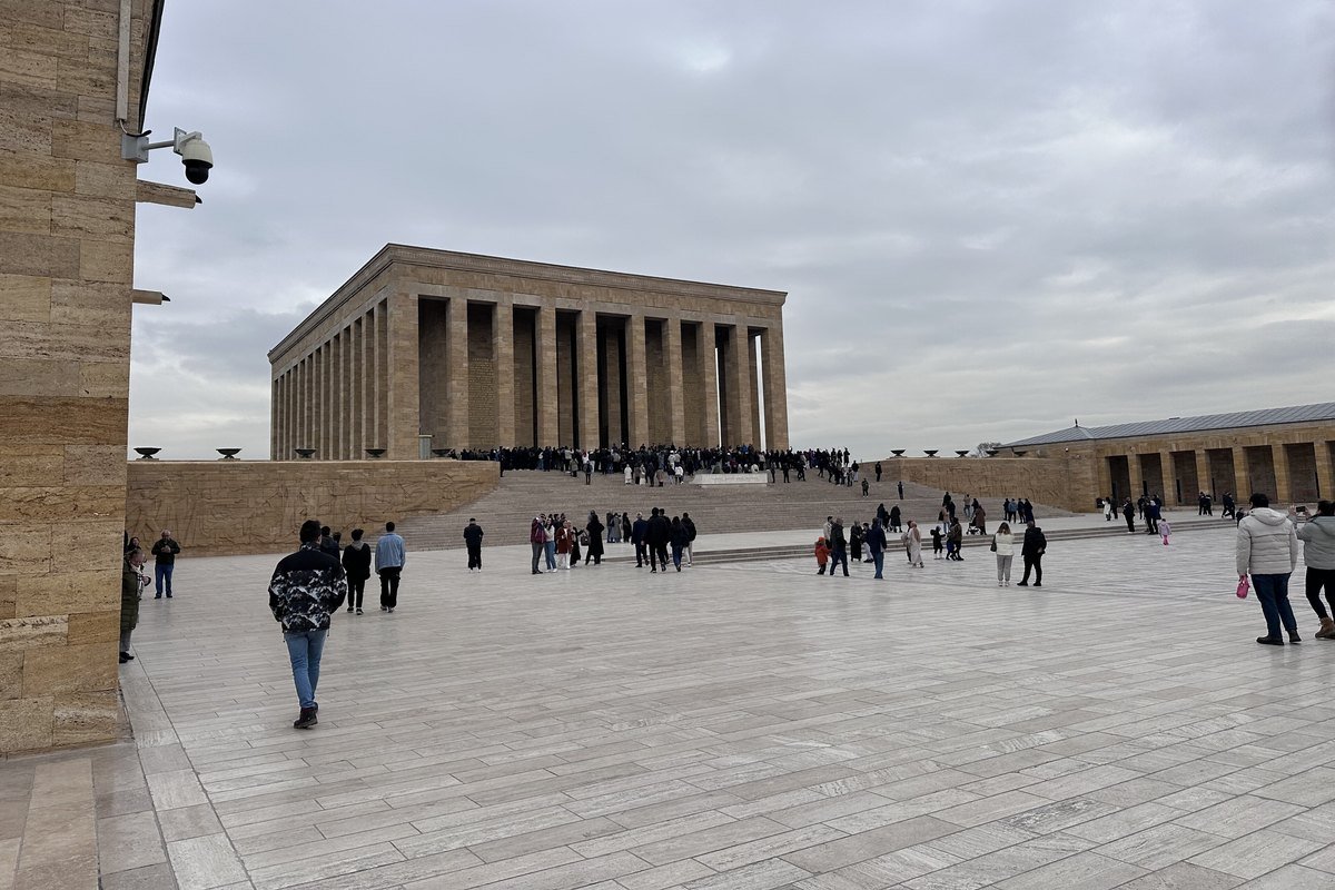 Ankara'da Anıtkabir'in Tören Meydanı ve sütunlu Şeref Holü, meydanda yürüyen ziyaretçiler