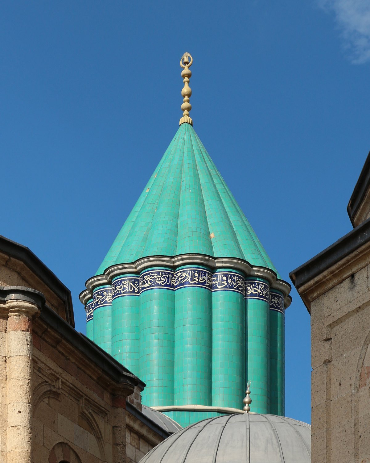 Konya'daki Mevlana Müzesi'nin turkuaz çinili Yeşil Kubbesi (Kubbe-i Hadrâ) mavi gökyüzü önünde