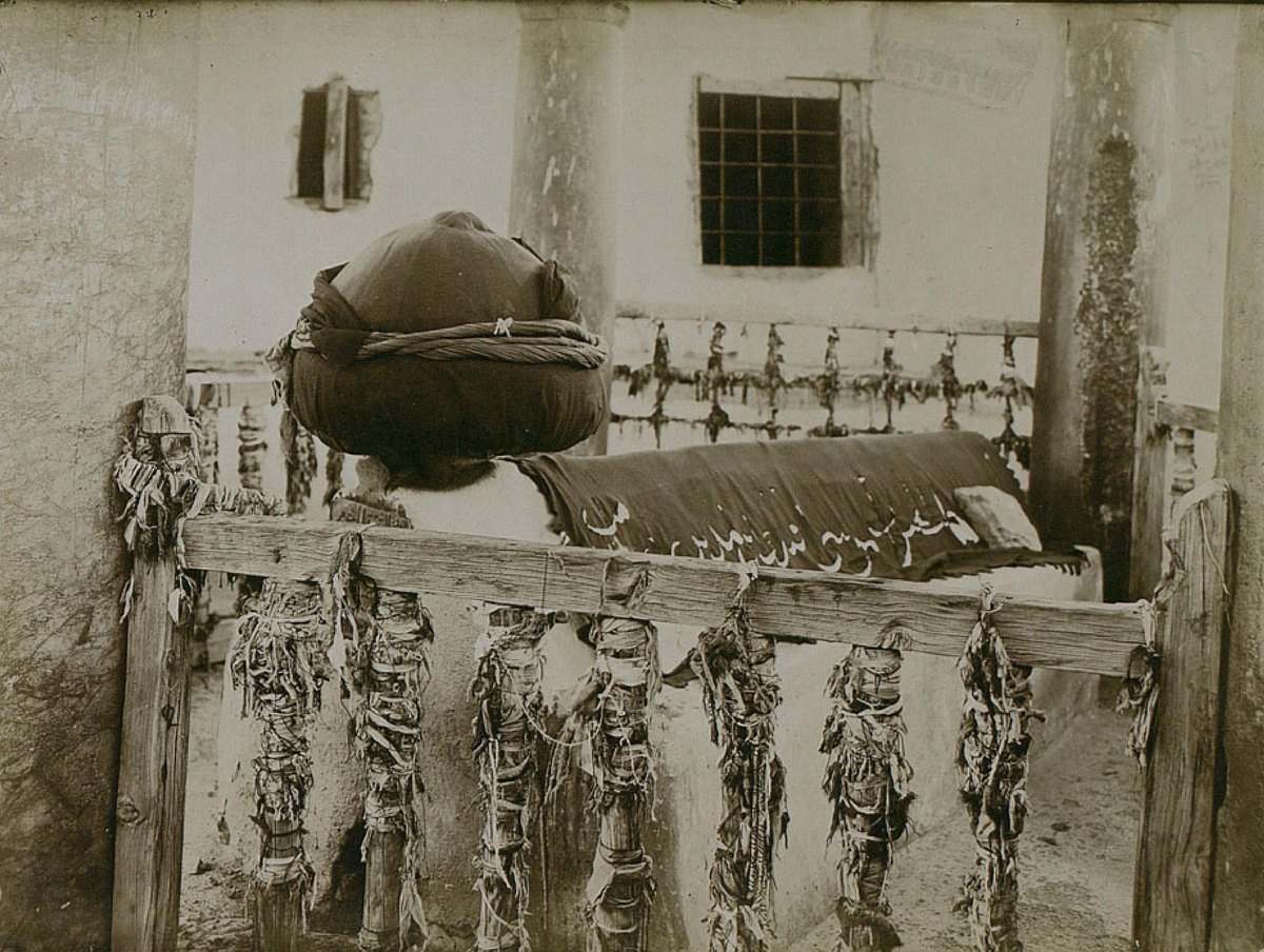 Akşehir'deki Nasreddin Hoca Türbesi'nin içinde, ahşap parmaklıklarla çevrili sandukanın 1890'lardan kalma siyah beyaz fotoğrafı