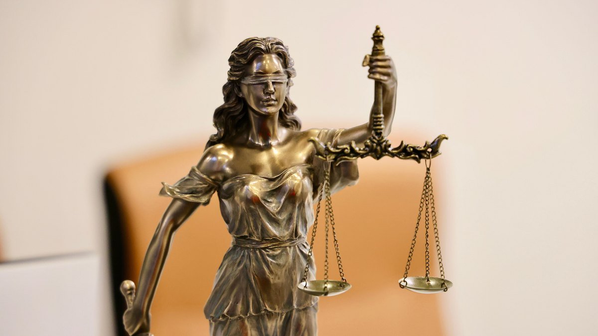 Adaletle ilgili sözler için gözleri bağlı, elinde terazi ve kılıç tutan bronz adalet tanrıçası heykelciği