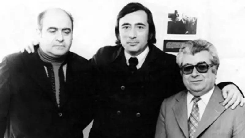 Siyah beyaz fotoğrafta, koyu ceket ve balıkçı yaka kazak giymiş, saçları dökülmüş Ahmed Arif solda; ortada uzun saçlı Muammer Hacıoğlu, sağda gözlüklü ve çizgili takım elbiseli Halil Soyuer omuz omuza duruyor