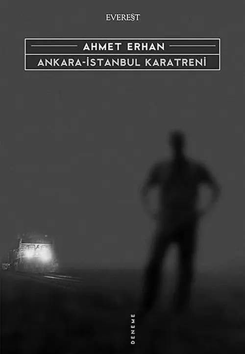 Ahmet Erhan'ın Ankara-İstanbul Karatreni kitabının siyah beyaz kapağı; sisli bir yolda duran bir adam silueti