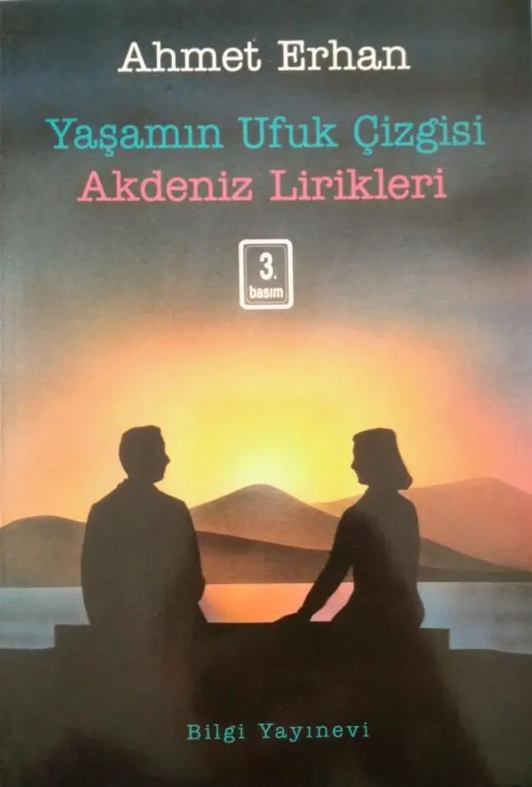 Ahmet Erhan'ın Yaşamın Ufuk Çizgisi – Akdeniz Lirikleri kitabının kapağı; gün batımında deniz kıyısında oturan iki kişinin silueti