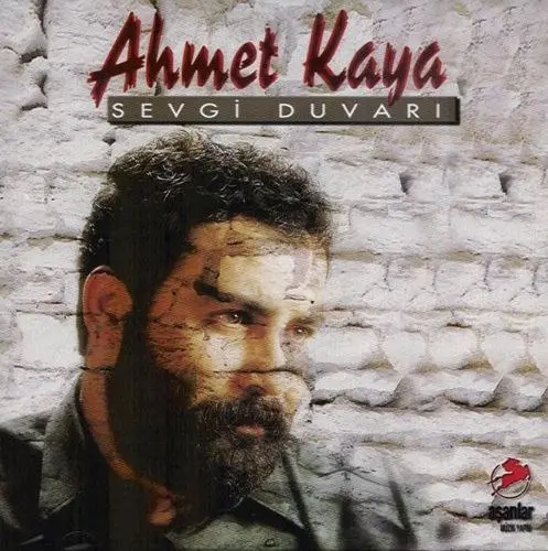 Ahmet Kaya'nın 1990 tarihli Sevgi Duvarı albümünün kapağı; tuğla duvarın önünde sanatçının portresi