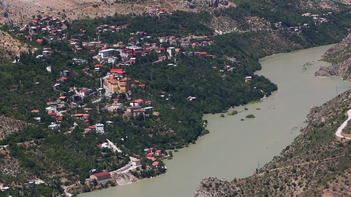Fırat kıyısındaki yeşil yamaçlara kurulmuş Kemaliye'nin evleri ve kanyon boyunca kıvrılan nehir