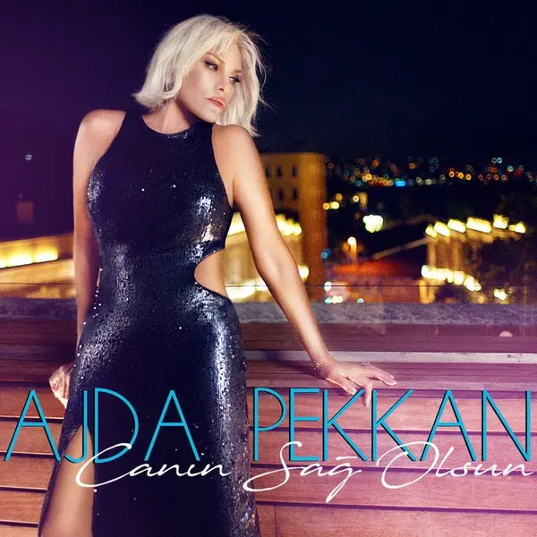 Ajda Pekkan’ın Canın Sağ Olsun single kapağı; gece şehir ışıkları önünde parlak siyah elbiseyle duran sarışın Ajda Pekkan ve mavi harflerle adı