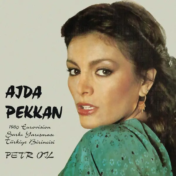 Ajda Pekkan’ın Pet’r Oil plak kapağı; koyu saçlı Ajda Pekkan’ın açık zemin önündeki yakın çekim portresi ve solda siyah harflerle adı