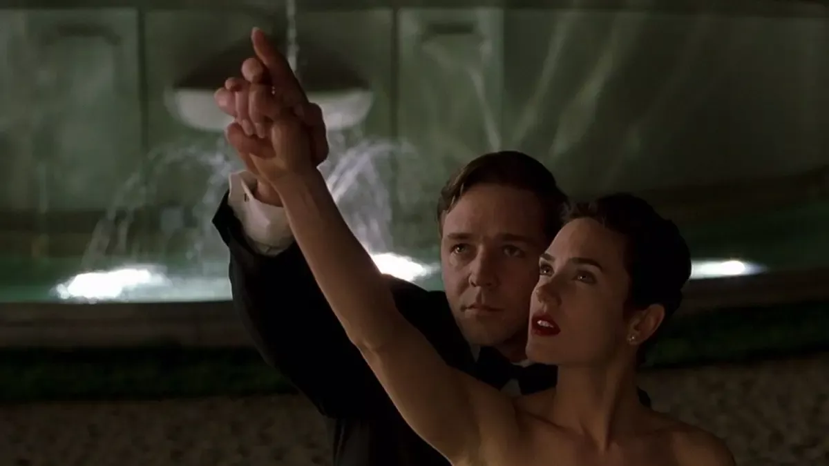 Akıl Oyunları filminden sahne: gece gökyüzüne doğru elini uzatan Alicia ve onun elini yönlendiren John Nash