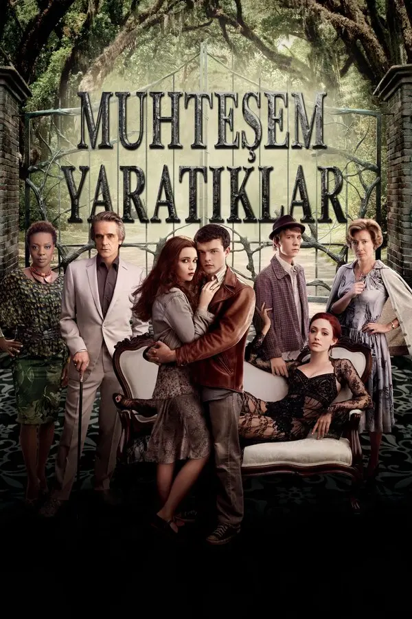 Muhteşem Yaratıklar filminin Türkçe afişi: demir bir kapının önünde dizilmiş oyuncular, ortada birbirine sarılan Ethan ve Lena; üstte MUHTEŞEM YARATIKLAR yazısı