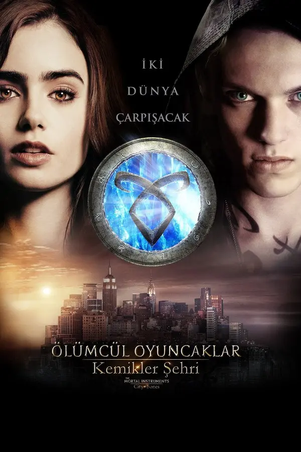 Ölümcül Oyuncaklar: Kemikler Şehri filminin Türkçe afişi: solda Lily Collins, sağda Jamie Campbell Bower, ortada parlayan bir rün sembolü ve altta gece şehri; İKİ DÜNYA ÇARPIŞACAK yazısı