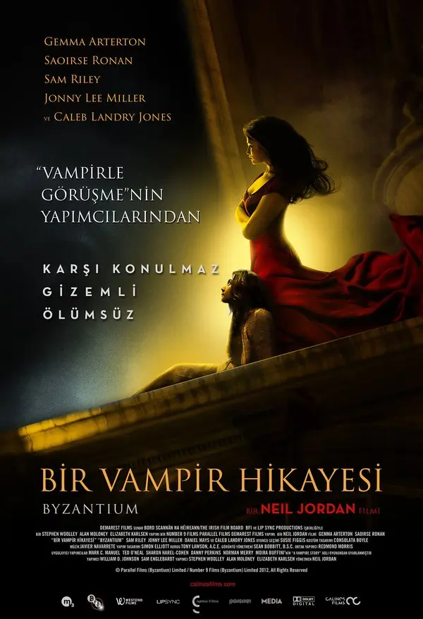 Bir Vampir Hikayesi filminin Türkçe afişi: sarı bir ışık altında yüksek bir duvarın üstünde oturan kırmızı elbiseli kadın ve aşağıda karanlıkta bekleyen genç bir kız; altta BİR VAMPİR HİKAYESİ yazısı