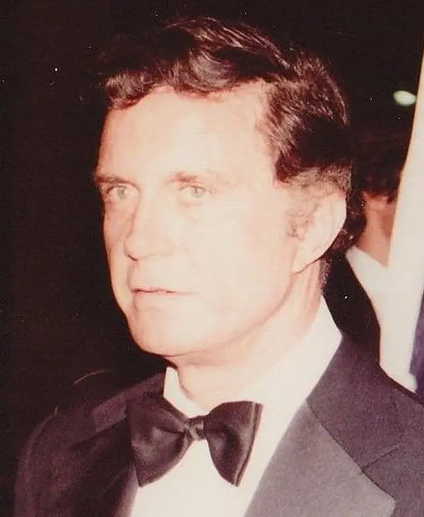 Charly (1968) filminde Charlie Gordon’ı canlandıran Cliff Robertson, 1981’de papyon ve smokinle yakın plan portre