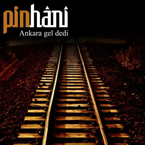 Pinhani’nin Ankara Gel Dedi tekli kapağı; gece karanlığında sıcak ışıkla aydınlanan tren rayları ve sol üstte grubun logosu